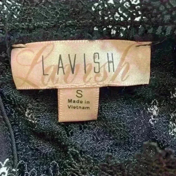 Lavish Cold Shoulder Size Small with Lace Details Printed Black and White - Picture 6 of 7